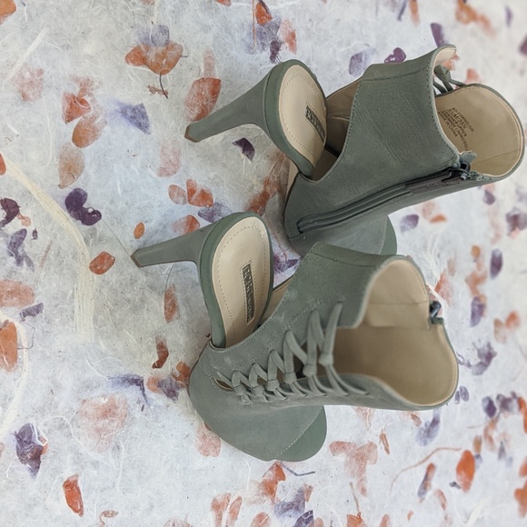 BCBG Shoes - Picture 2 of 4